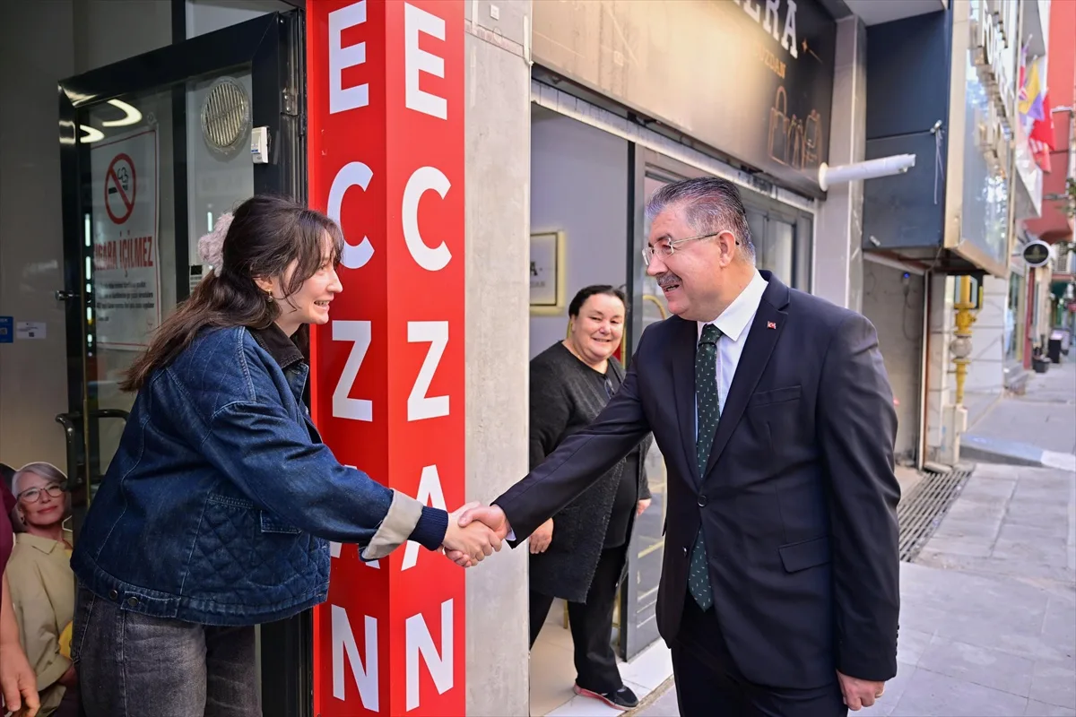 Eskişehir Valisi Erdinç Yılmaz, Demirciler Sokak'ta esnafla buluştu