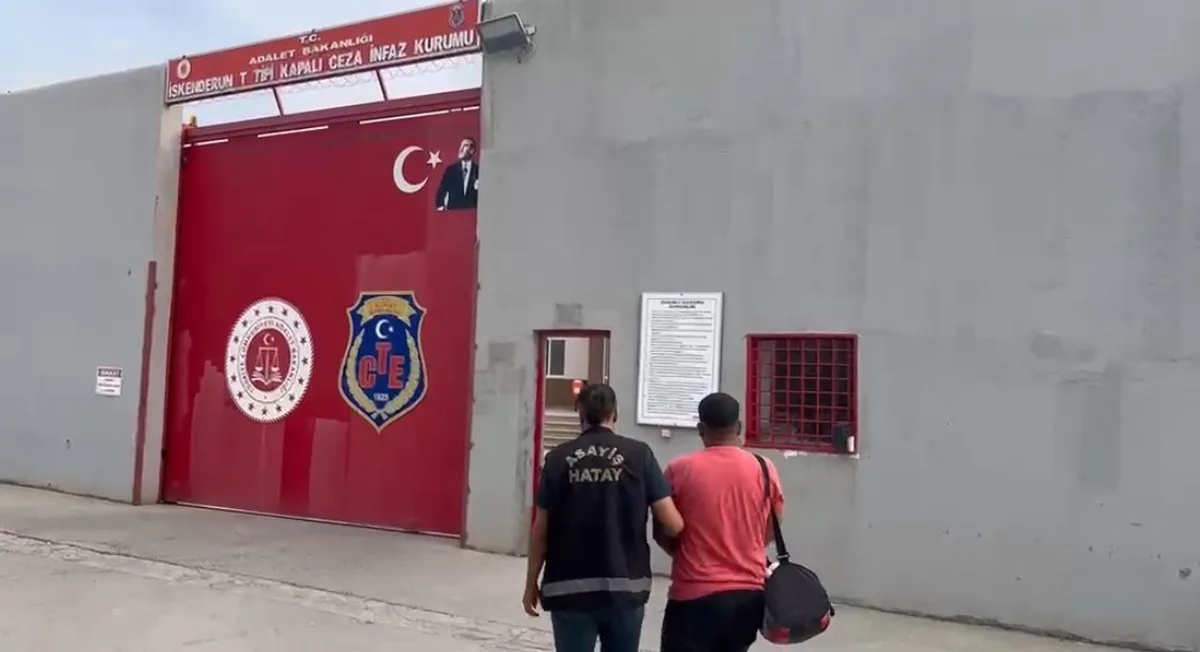 Hatay Dörtyol'da 4 yıl 2 ay hapis cezasıyla aranan 2 kişi cezaevine gönderildi