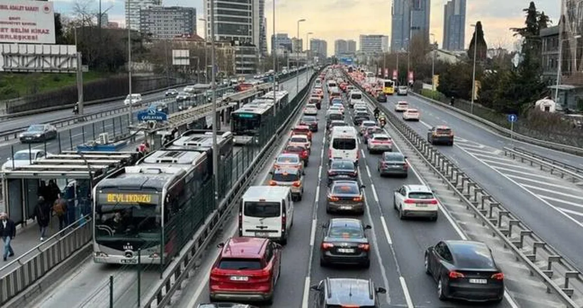 İstanbul'da trafik var mı? SON DAKİKA! 21 Ekim hangi ilçelerde trafik var, hangi yollar kapalı?