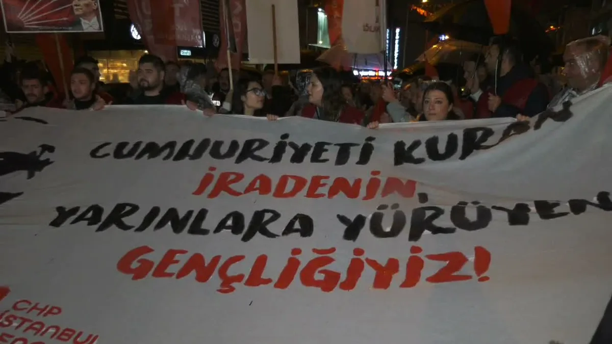 CHP İstanbul İl Başkanı Yüksel, Arnavutköy'de yağışa rağmen yürüyüşe katıldı