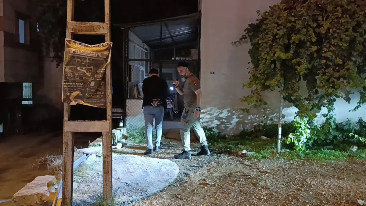 Plakasız motosikletle gelen şüpheli 1 kişiyi ayağından vurdu