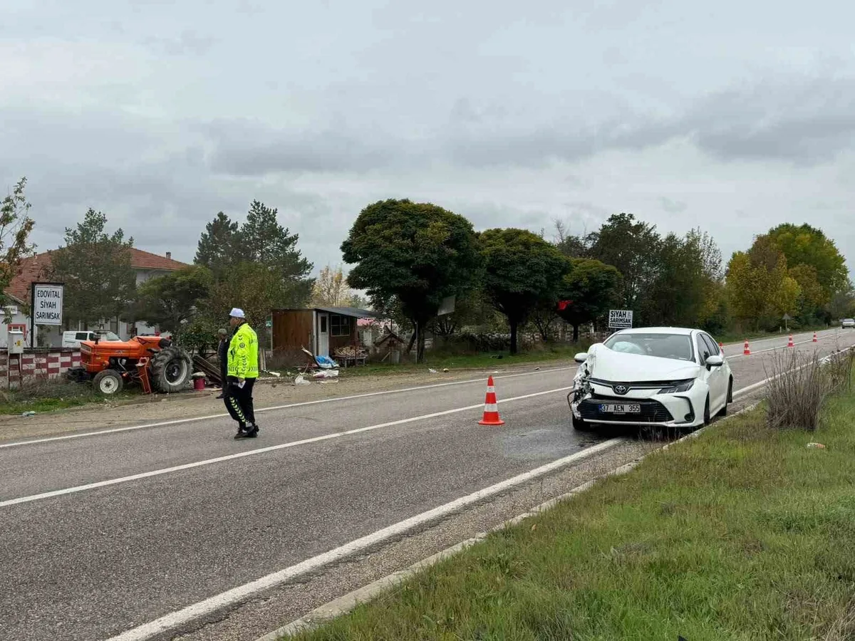 Kastamonu Taşköprü'de otomobil traktöre arkadan çarptı, sürücü yaralandı