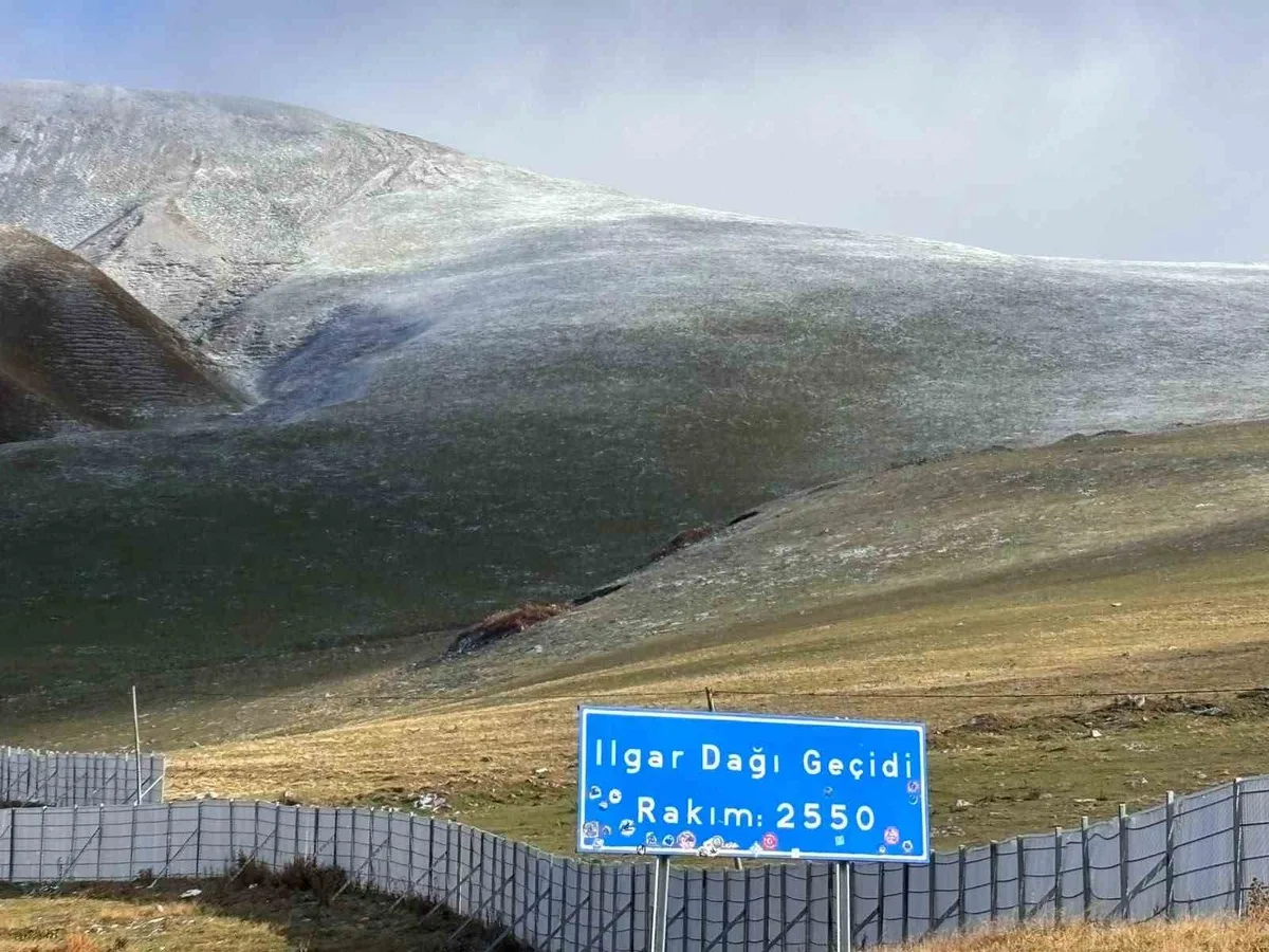 Ardahan Posof'ta Ilgar Dağı'nda kar ve tipi sürücülere zor anlar yaşattı