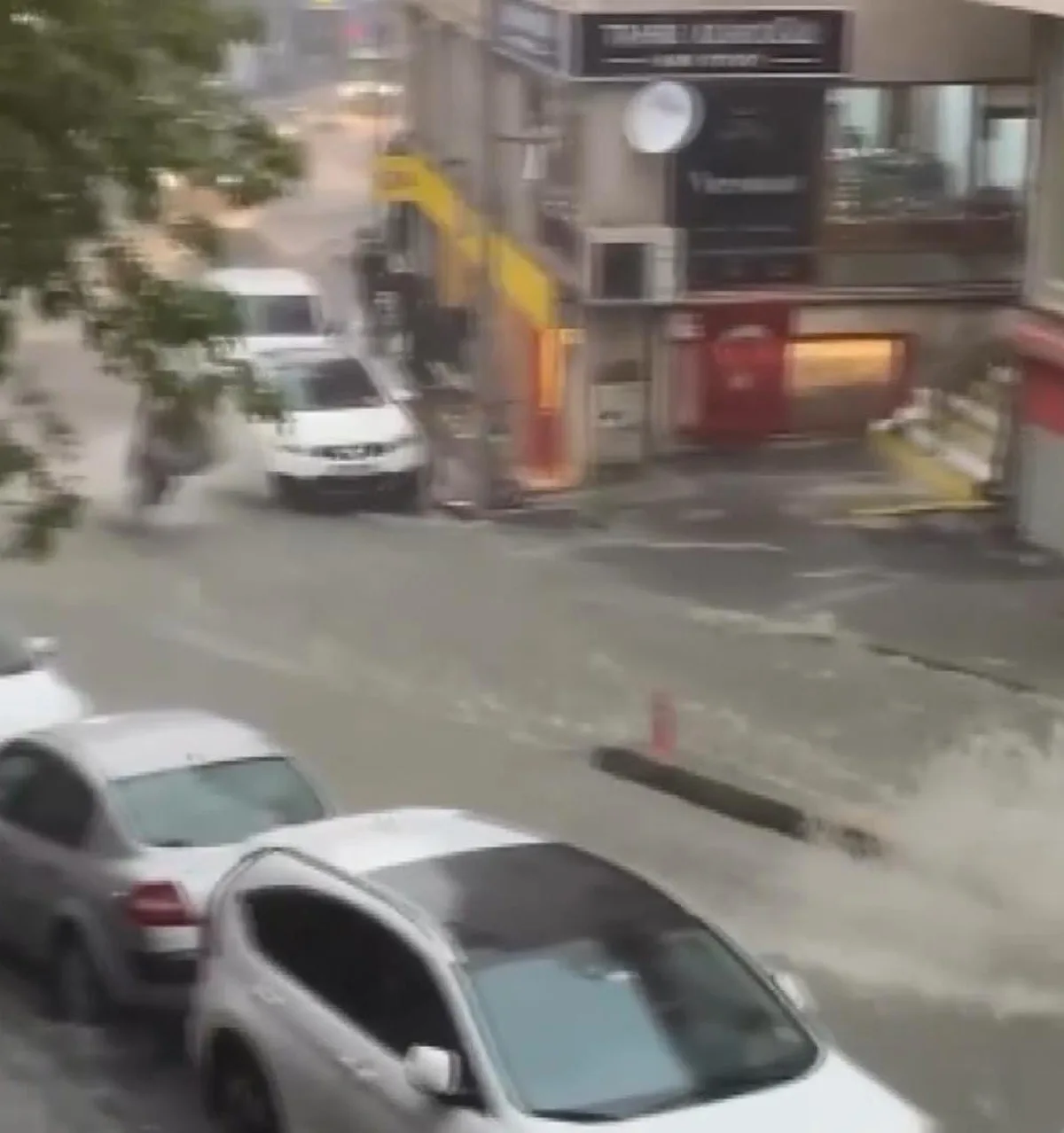 İstanbul'da sağanak seli araçları sürükledi, Şişli'de kadın çevredekilerce kurtarıldı