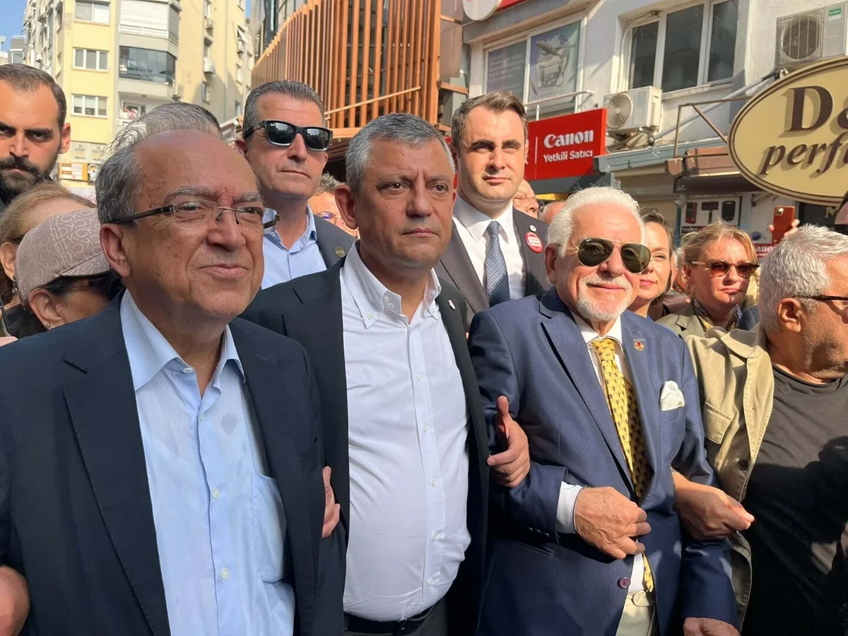 Özgür Özel, İzmir'de basın emekçileri için yürüyüşte iki sıra arkadan yürüdü