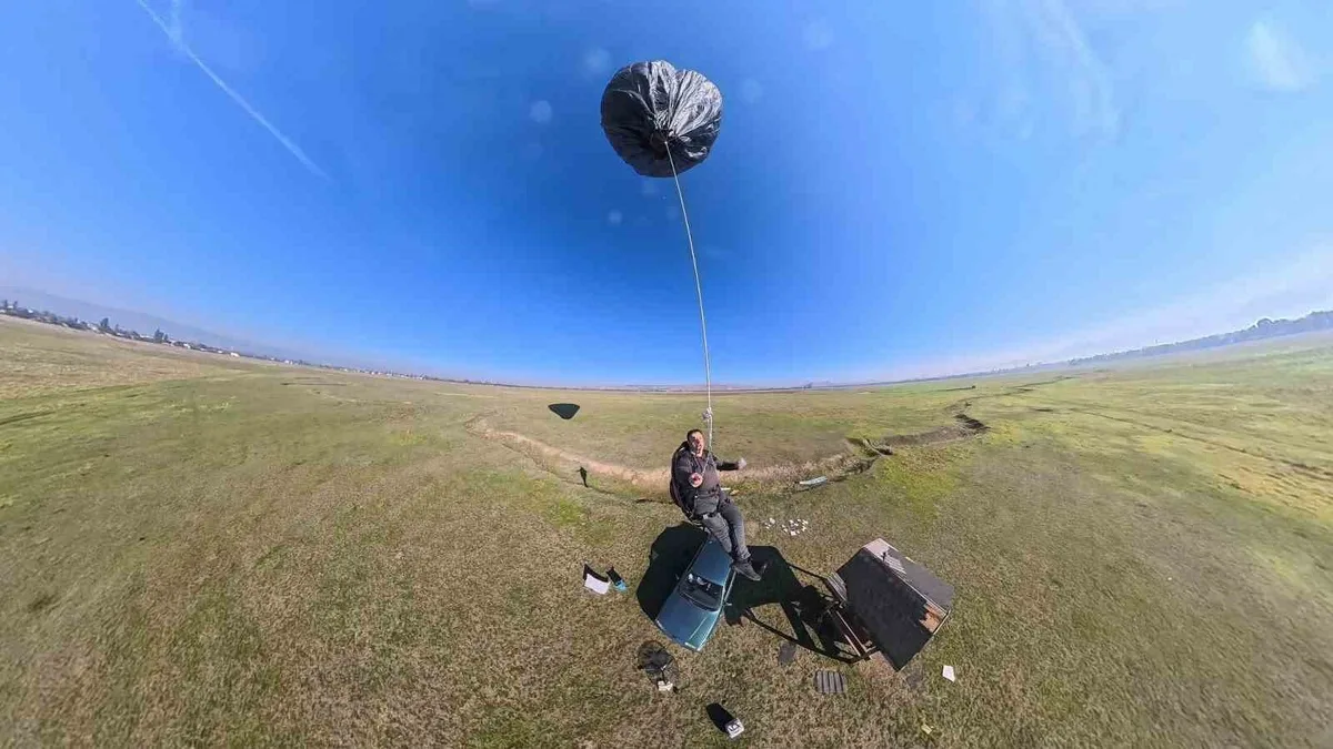 Sinanpaşa'da Halil Akdeniz, yaklaşık 600 çöp poşetinden güneş enerjili balon yaptı