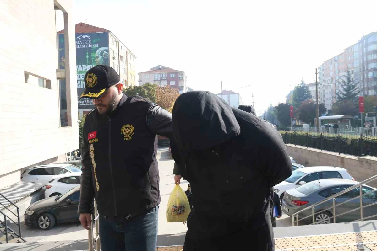 5 ilde fuhuş operasyonunda gözaltına alınan 19 şüpheliden 17'si adliyeye sevk edildi