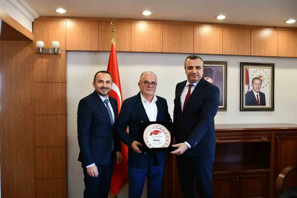 Vezirköprü'de 38 yıldır görev yapan Uzman Doktor Aygün'e Kaymakam Yıldız plaket verdi