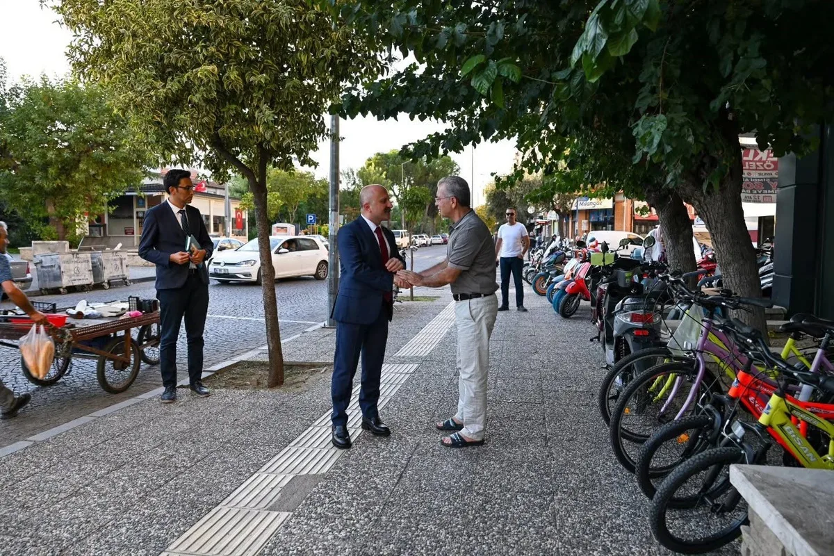Aydın Valisi Dr. Osman Varol, Egemenlik Bulvarı'nda esnafın sorunlarını dinledi