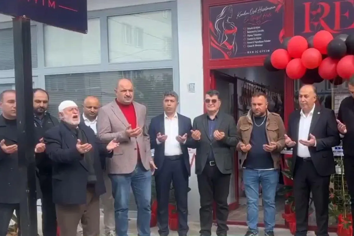 Bir ilimiz bu olayı konuşuyor! Fantezi iç giyim mağazası dualarla açıldı