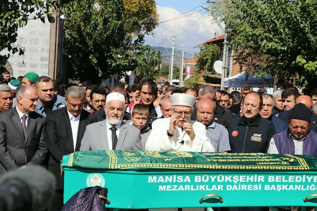 Manisa Soma'da göçükte yaşamını yitiren maden işçisi Kerim Ören toprağa verildi
