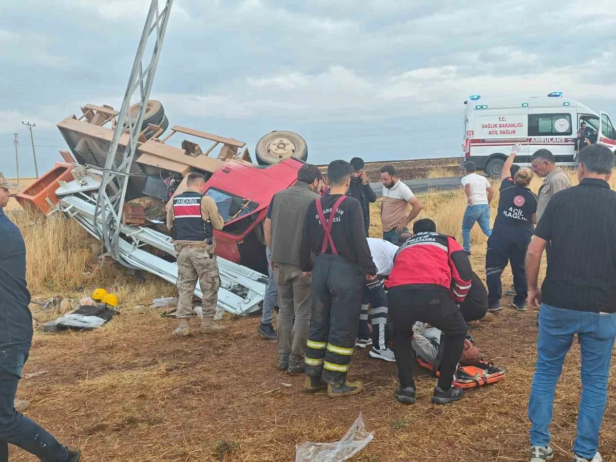 Diyarbakır Ergani'de kamyonet elektrik direğine çarparak devrildi, 5 kişi yaralandı
