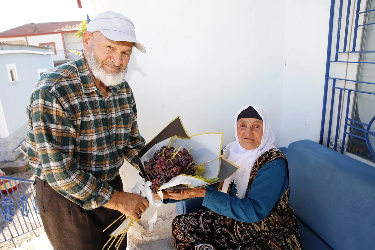Aksaray'da Ramazan Keser, 58 yıllık eşine doğum gününde üzüm buketi hediye etti
