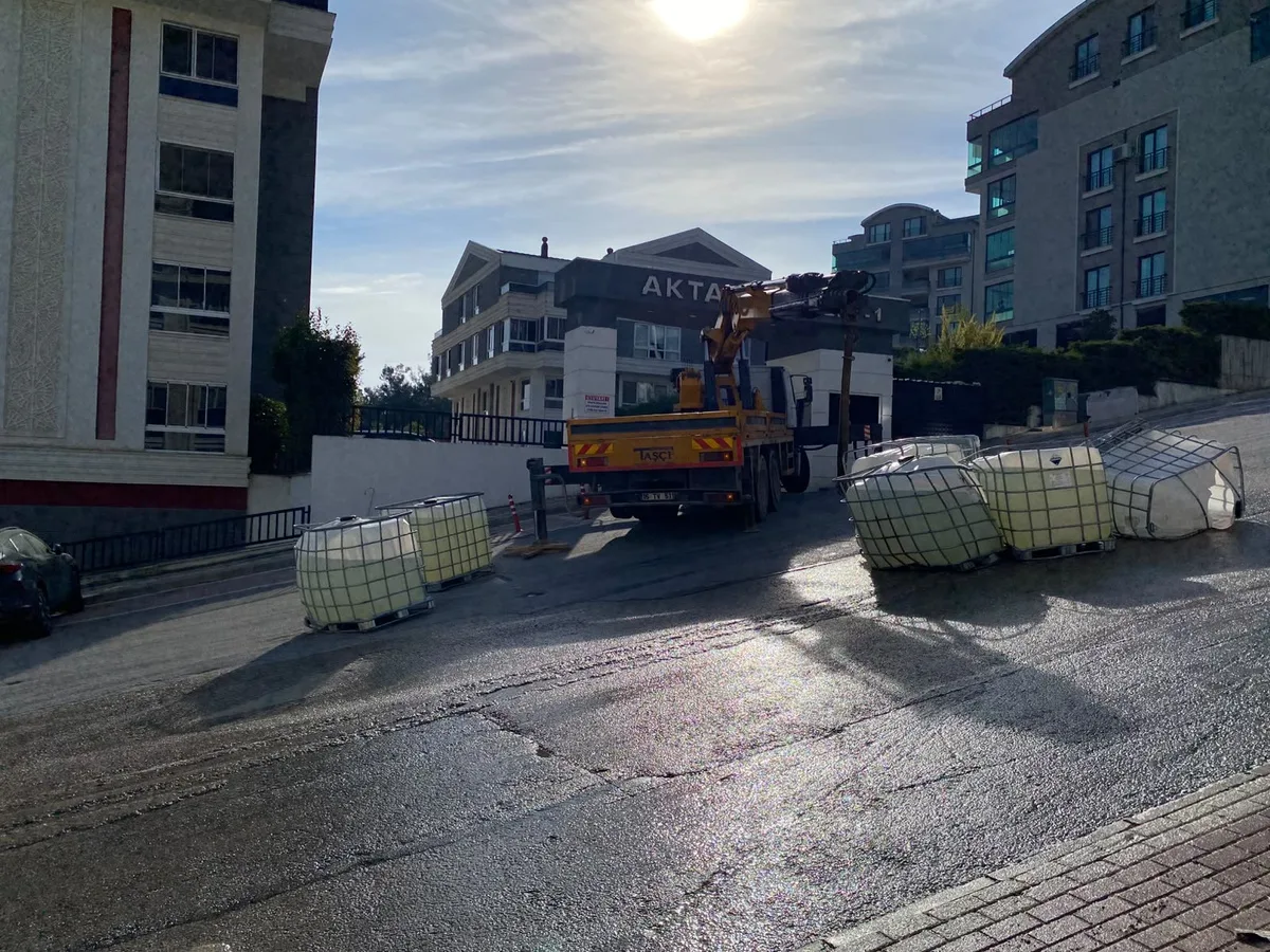Bursa'da kamyondan düşen tanklardan sızan sülfürik asit caddeyi trafiğe kapattı