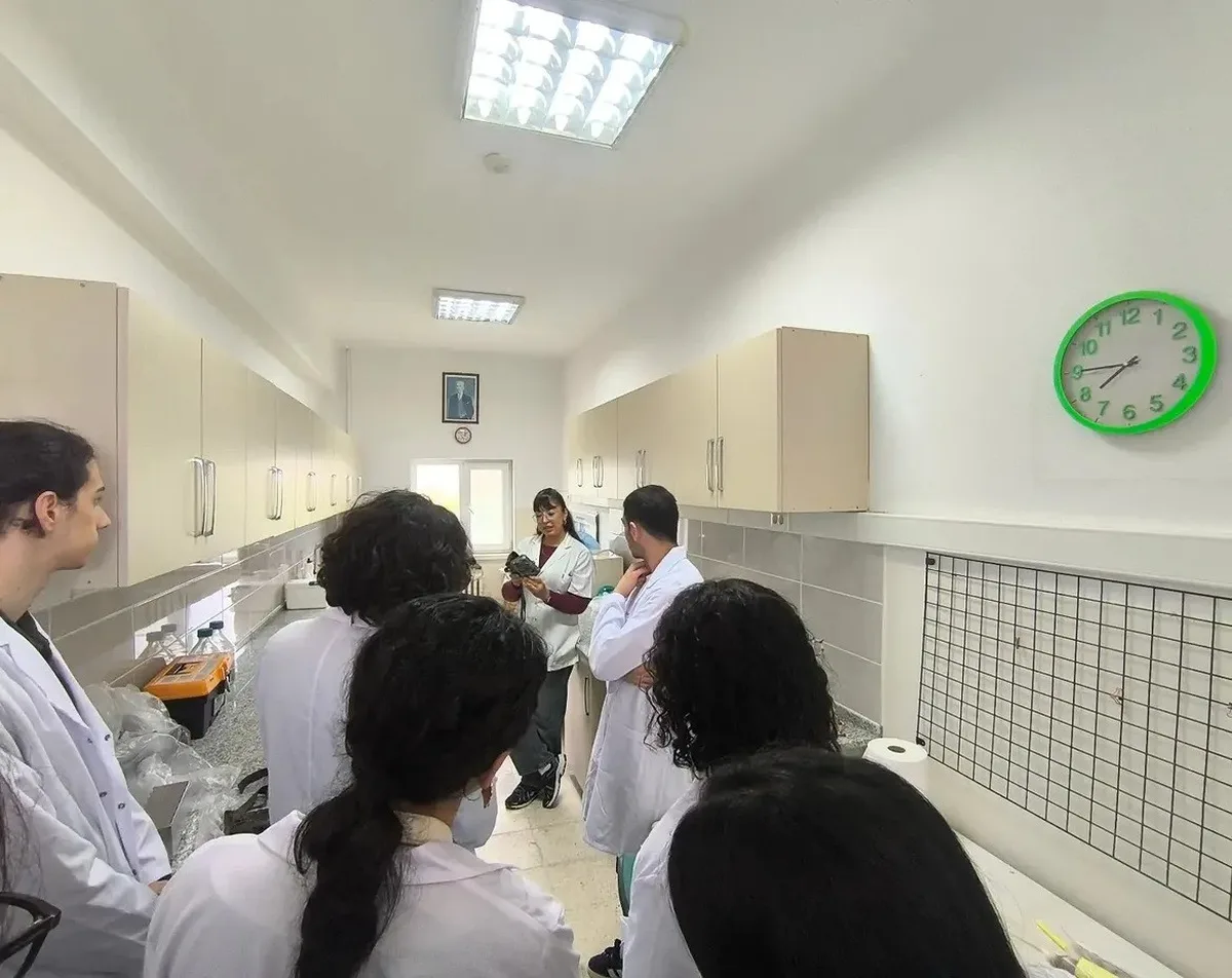 Sinop Üniversitesi Biyoloji Bölümü öğrencileri laboratuvarları ziyaret etti