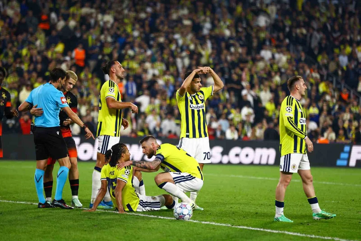Fenerbahçe'nin stoperi Ake, Slavia Prag maçında sakatlanıp yerini Oppong'a bıraktı