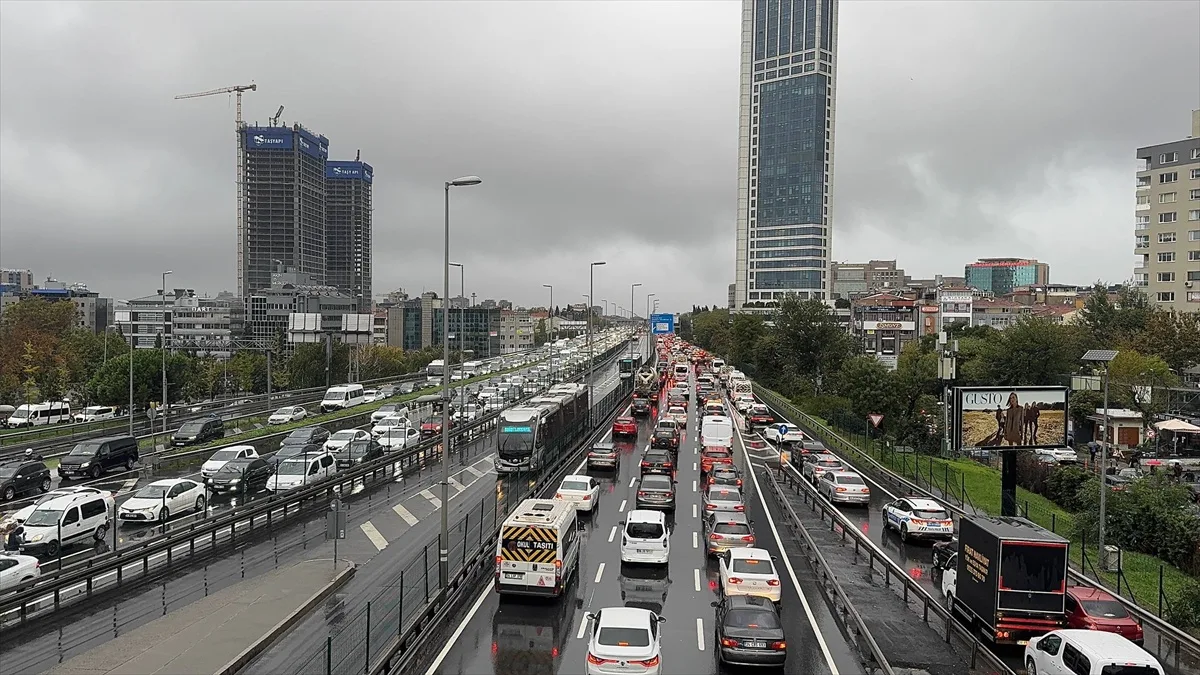İstanbul'da akşam saatlerinde yağışın da etkisiyle trafik yoğunluğu yüzde 89'a ulaştı