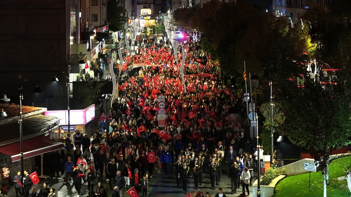 Bolu'da 29 Ekim fener alayı bayraklar ve marşlarla coşkuyla yürüdü