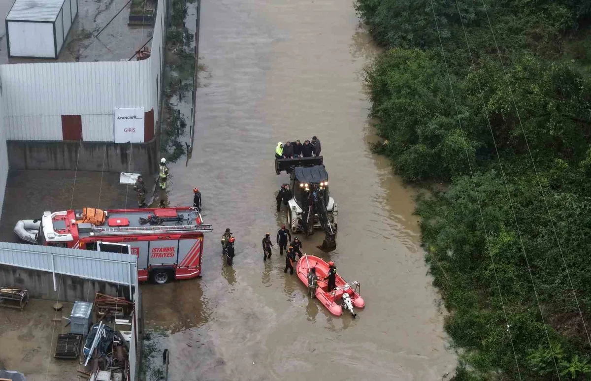 İstanbul Kağıthane Cendere'de selde mahsur kalanlar bot ve iş makinesiyle kurtarıldı