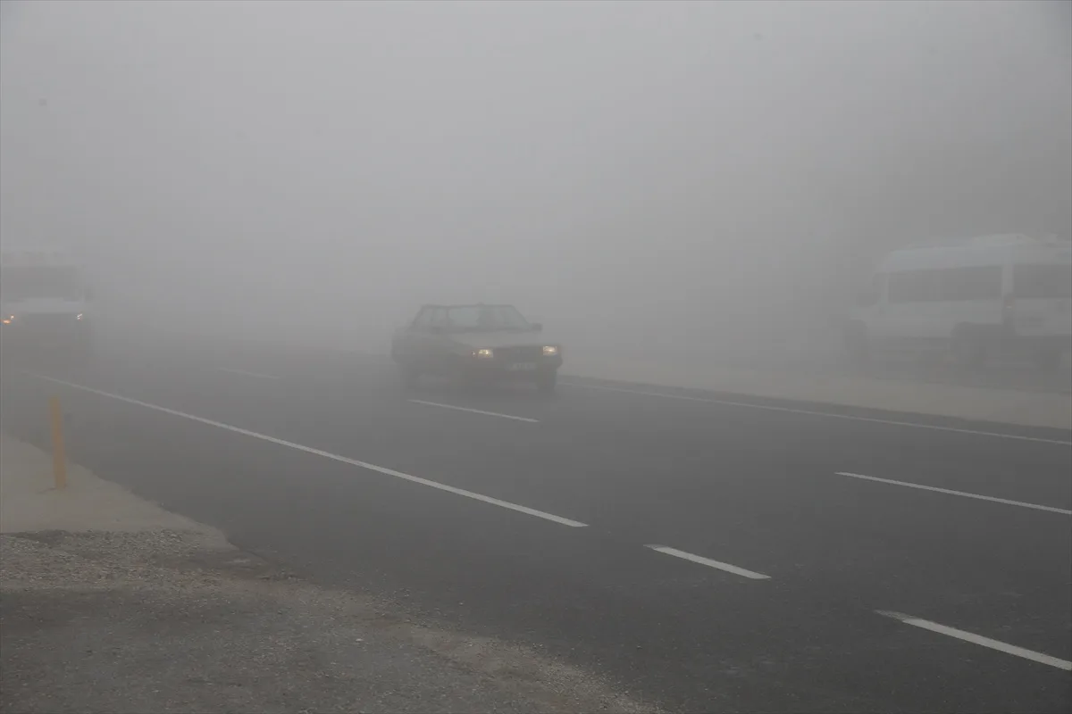 Denizli-Antalya kara yolunda yoğun sis görüş mesafesini düşürdü, trafik yavaşladı