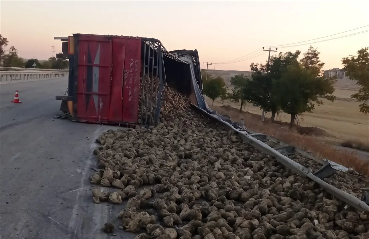 Konya Kulu'da pancar yüklü tır kontrolden çıkarak devrildi, sürücü yaralandı