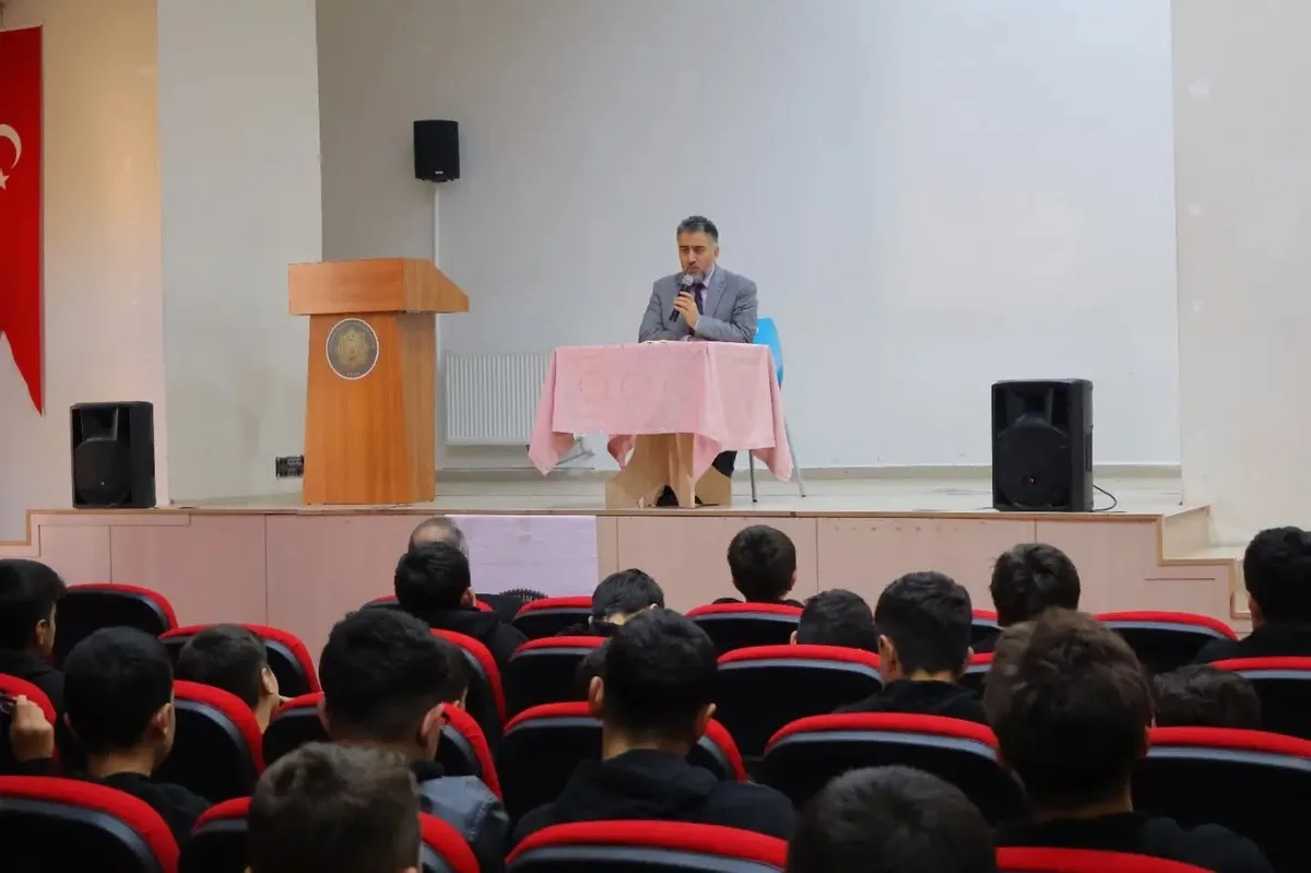Bayburt İl Müftüsü Bektaş, İmam Hatipliler Haftası'nda konferans verdi
