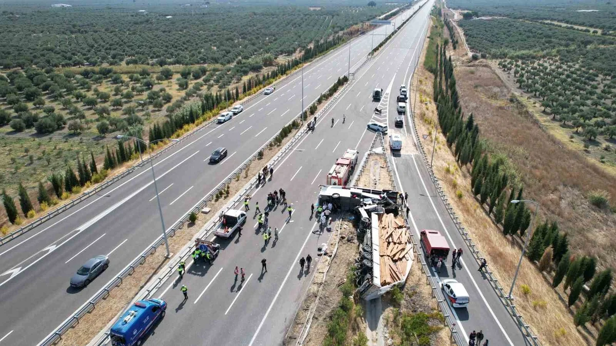 Akhisar'daki 11 ölümlü kazada otobüs şoförü ve çekici sürücüsü tutuklandı