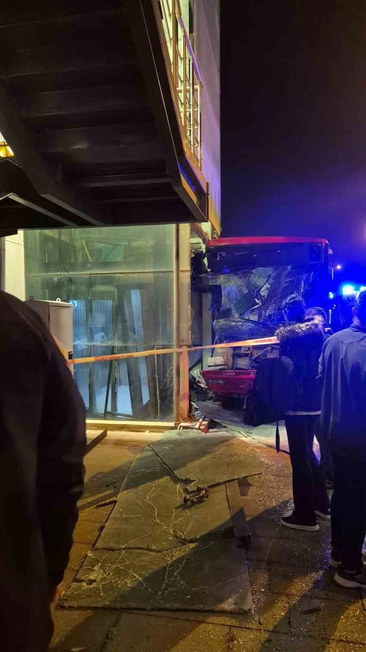 Ankara Etimesgut'ta EGO otobüsü üst geçit asansörüne çarptı, 24 kişi yaralandı
