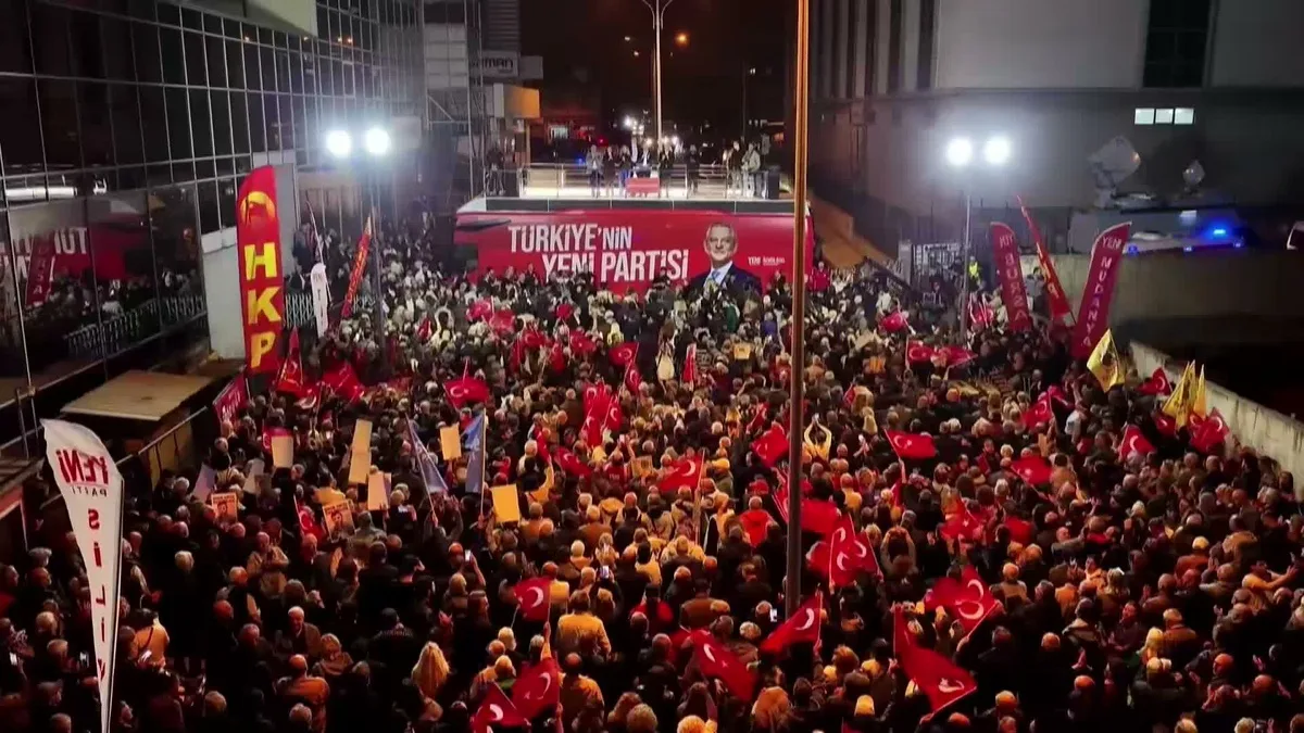 Özgür Özel Halk TV önündeki mitingde basın özgürlüğünde 163'üncü sırayı eleştirdi