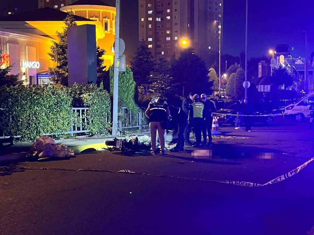 Küçükçekmece'de motosiklet otomobille çarpıştı, sürücüsü öldü, 1 kişi ağır yaralandı