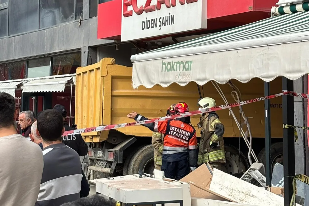 Pendik’te hafriyat kamyonu eczaneye daldı! Bölgeye çok sayıda ekip sevk edildi