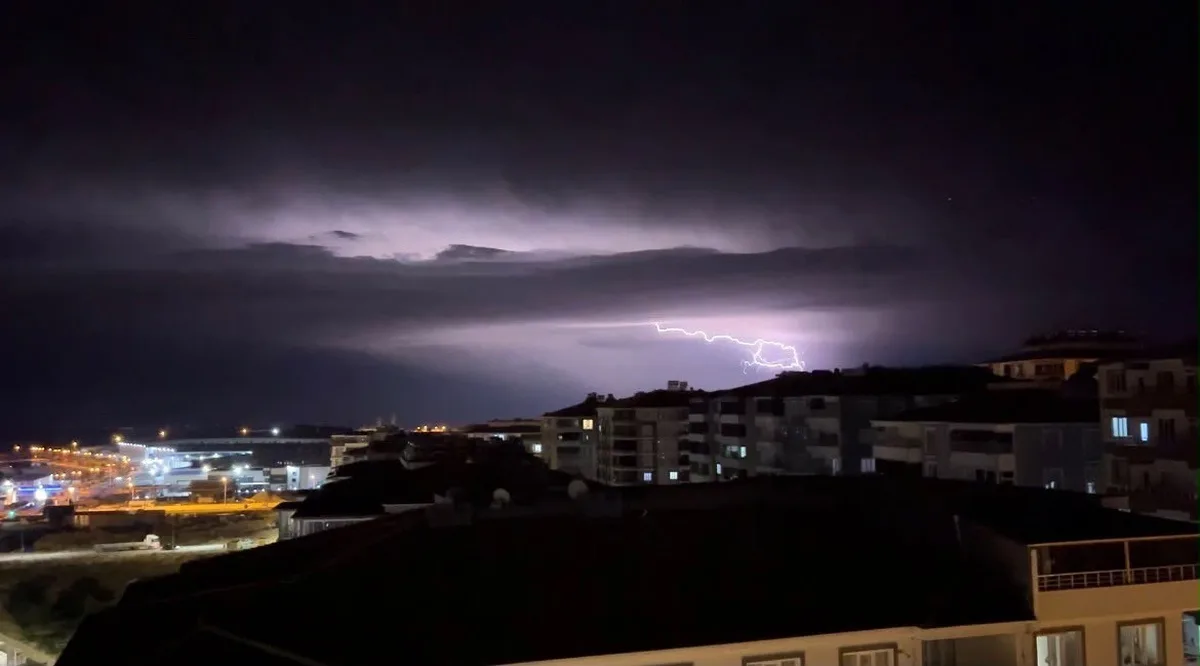 Adıyaman Besni'de şiddetli yağış ve gök gürültüsü hayatı olumsuz etkiledi