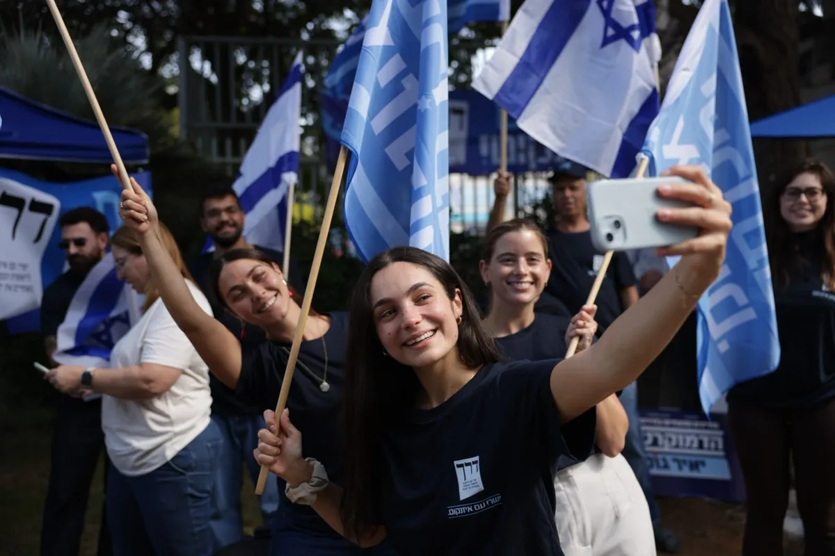 İsrail'de 5 milyon oy sayıldı, Netanyahu bloku 53 sandalyede kaldı