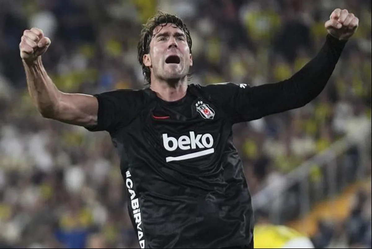 Vlahovic neden maçlarda sol koluna uzun kollu tişört giyiyor?