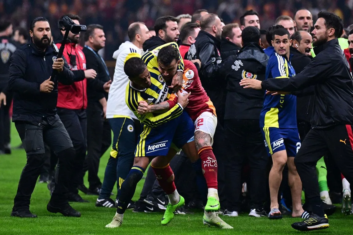 Galatasaray-Fenerbahçe derbisi dünyada olay oldu: Utanç verici