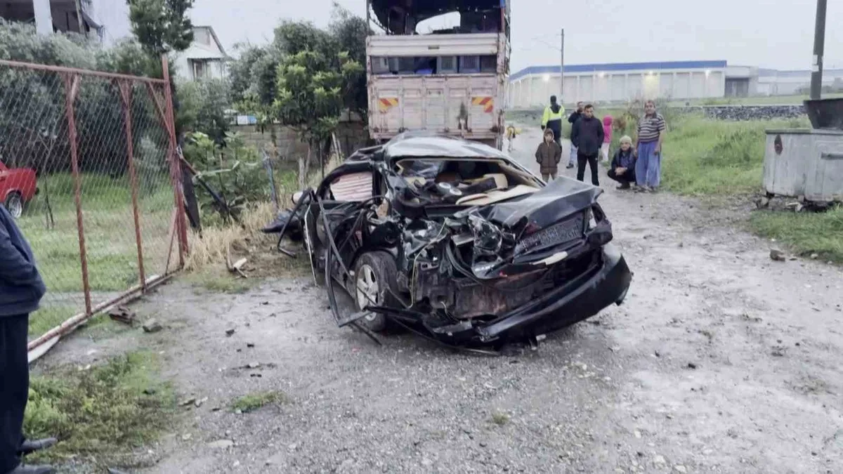 Hatay Dörtyol'da hemzemin geçitte tren otomobile çarptı, anne öldü, oğlu yaralandı