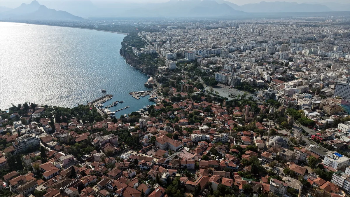 Antalya Kaleiçi'nde tarihi surlar ile modern kent dokusu dronla görüntülendi