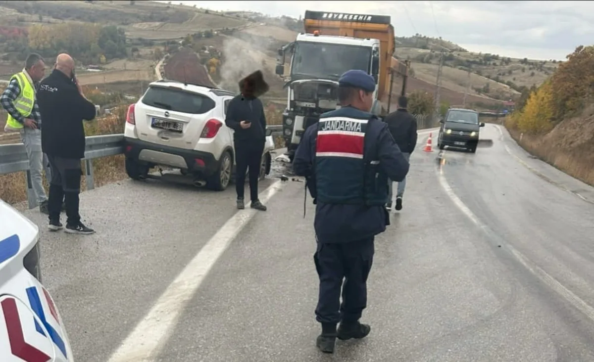 Ankara Çubuk'ta hafriyat kamyonuyla çarpışan otomobilin sürücüsü Akif Ünal (38) öldü