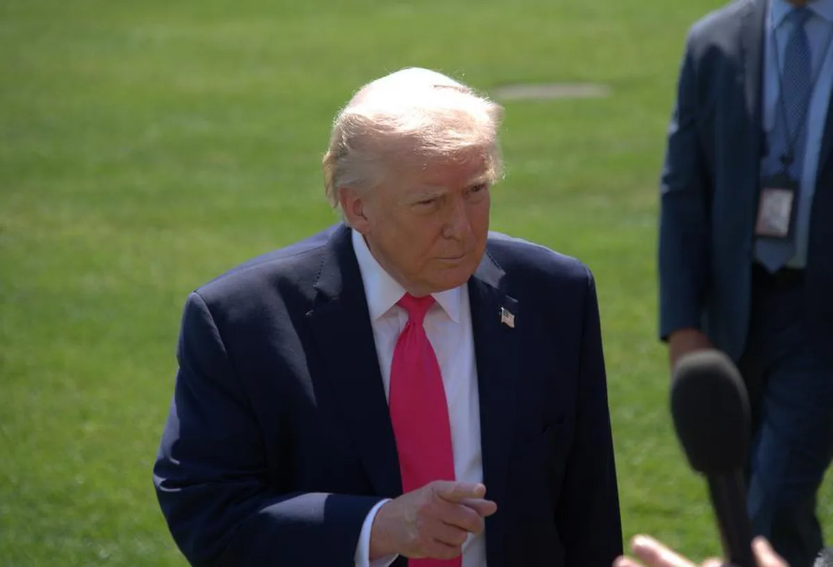 Trump, İran'a yeni saldırı ve İran'ın petrolünü ele geçirme seçeneğini yineledi