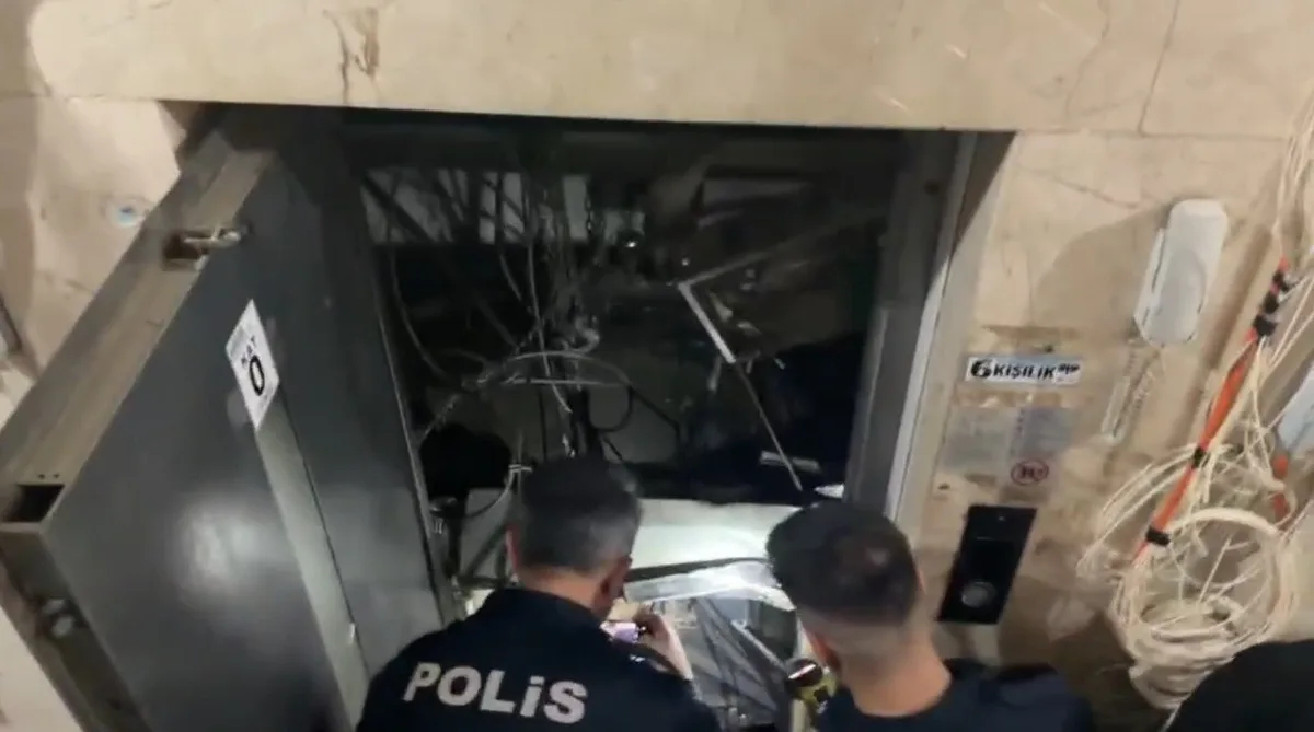 Kızıltepe'de iş merkezindeki asansörün halatı koptu, kabinle düşen 2 işçi yaralandı