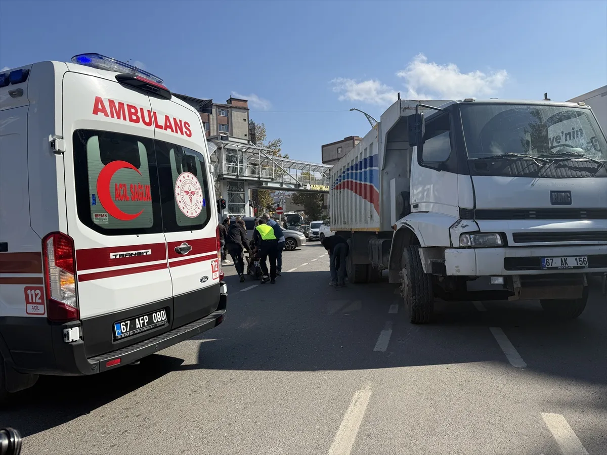 Zonguldak'ta kamyonla çarpışan motosiklet sürücüsü yaralanarak hastaneye kaldırıldı