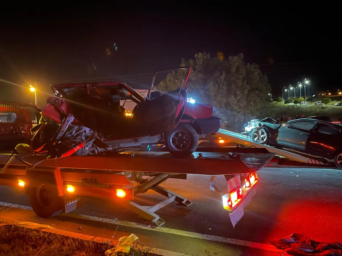 Kayseri İncesu'da iki otomobil çarpıştı, kazada 3 kişi öldü, 1 kişi yaralandı.