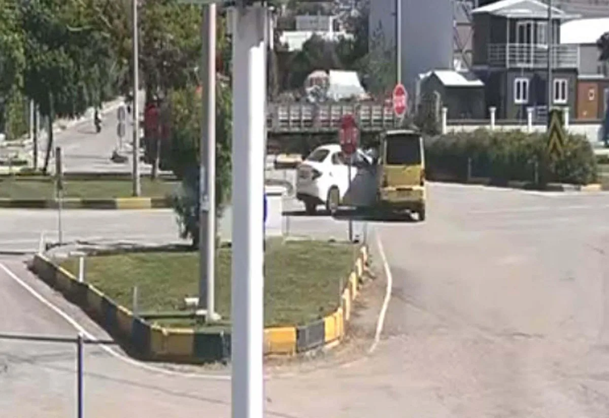 Muğla Fethiye'de otomobil ile minibüs çarpıştı, minibüsteki 7 kişi yaralandı