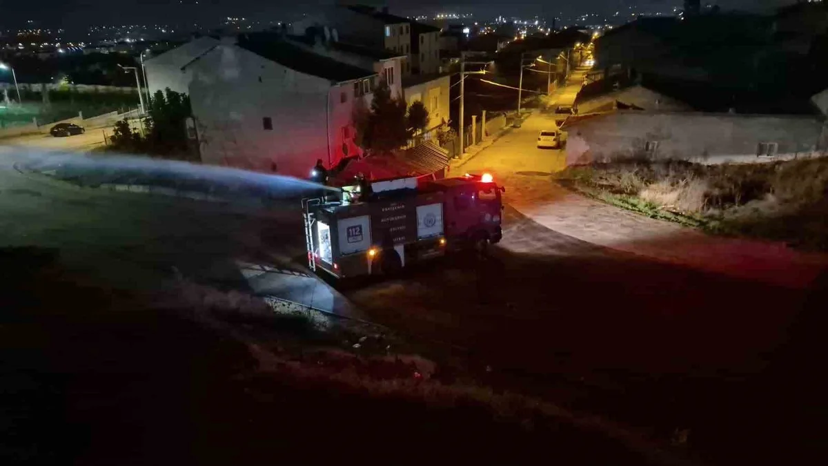Eskişehir'de parkta traktör lastiği yakan gençler polisi görünce kaçtı