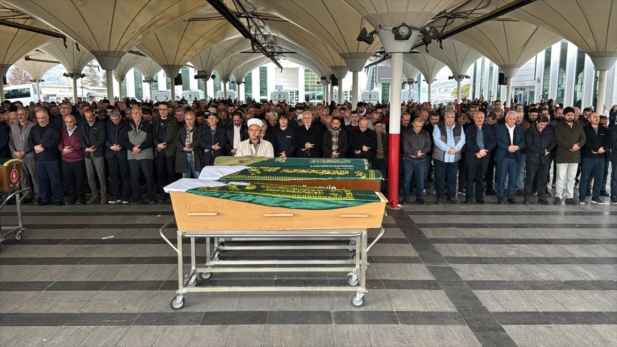 Ankara Yenimahalle'de eski eşinin tabancalı saldırısında ölen kadın toprağa verildi