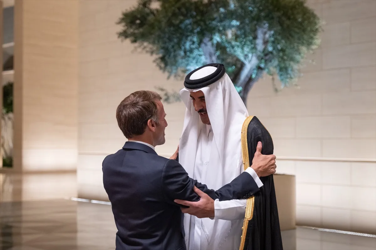 Macron, Körfez turunun son durağı Doha'da Katar Emiri ile stratejik ortaklığı görüştü
