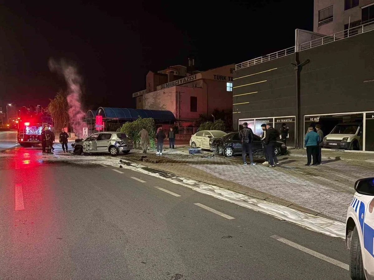Kayseri Melikgazi'de otomobil 3 araca çarpıp alev aldı, 2 kişi yaralandı