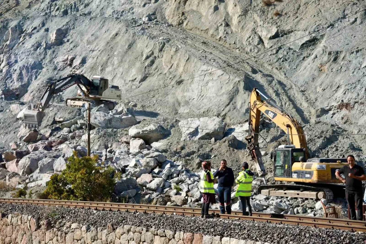 Üzümlü Kaymakamı Hökelekli, sel nedeniyle demir yolu hattındaki çalışmaları inceledi