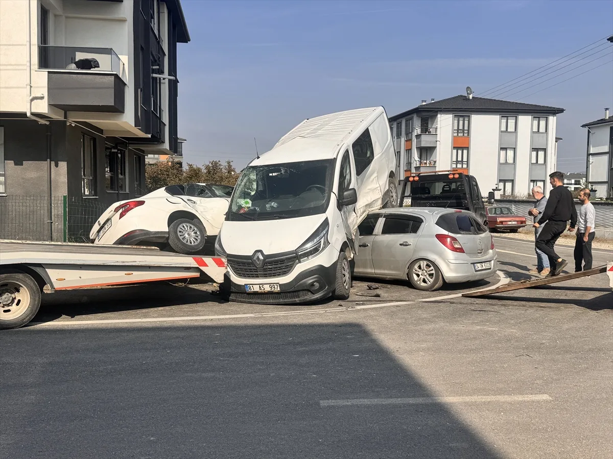 Düzce'de 3 aracın karıştığı kazada park halindeki araç yan yattı, 3 kişi yaralandı
