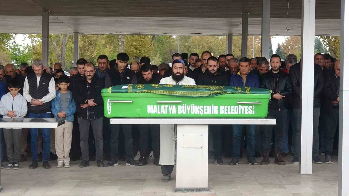 Amasya'da bisikletten düşen adliye çalışanı Malatya'da toprağa verildi